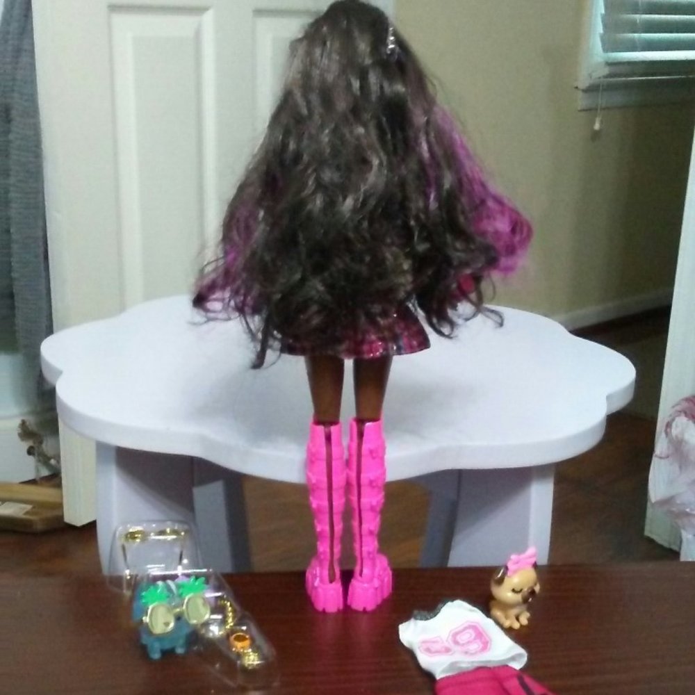 African-American Barbie with pink highlights and accessories - Picture 5 of 5